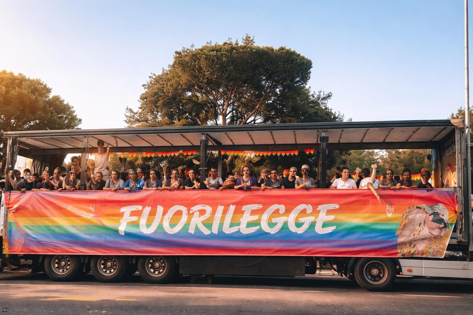 Roma Pride: un bacio di speranza tra diritti e inclusione