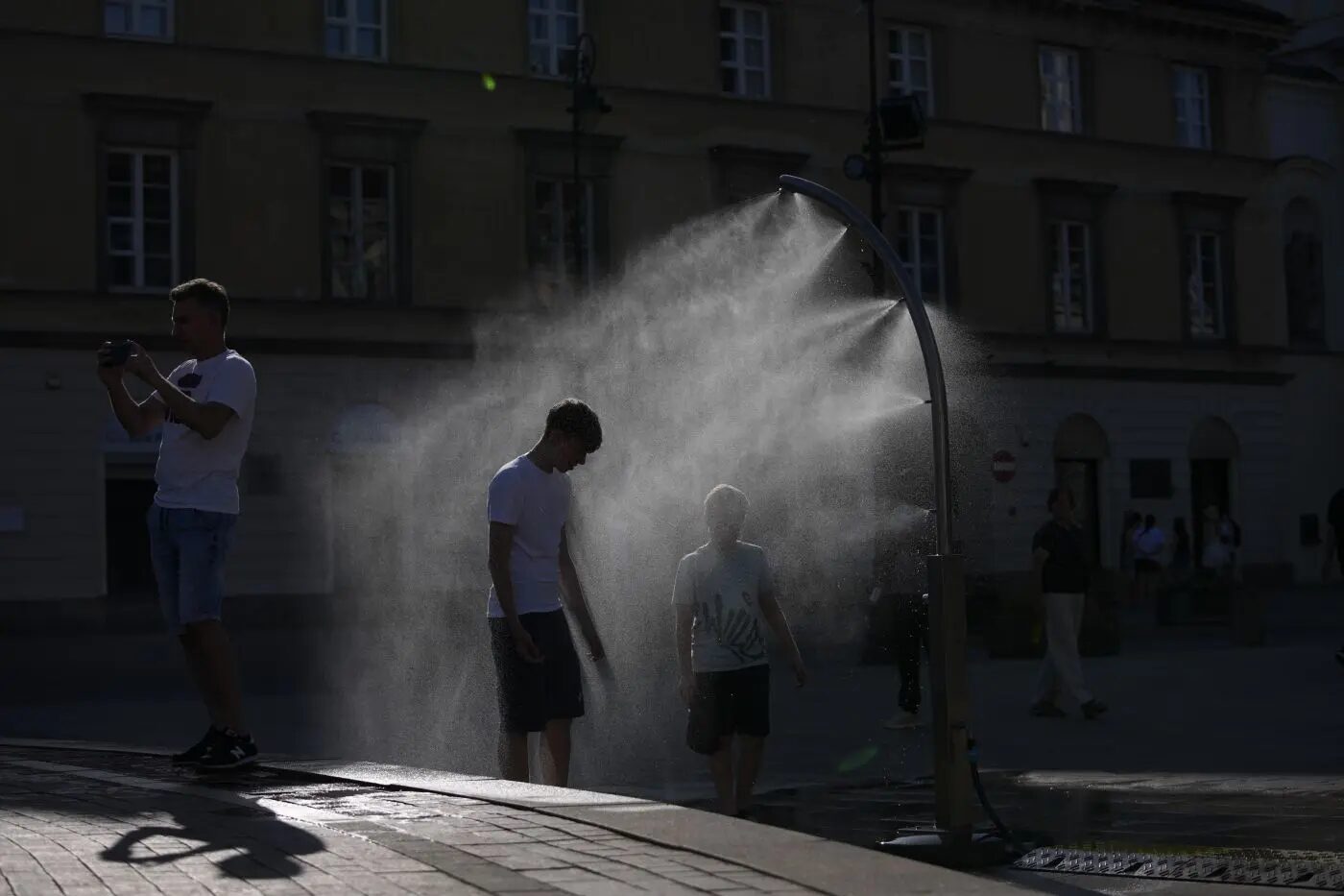 Caldo record a Roma: le istituzioni al palo mentre il termometro schizza oltre i 40 gradi