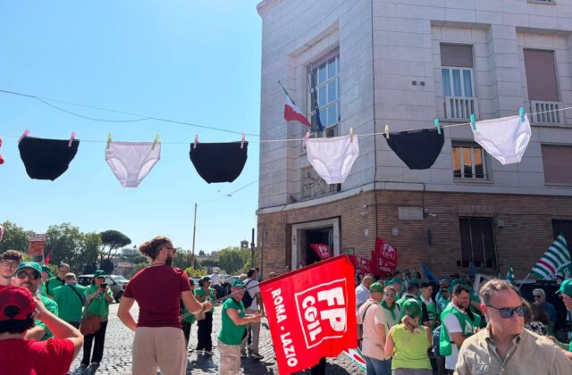 Lavoratori sanità privata e Rsa in presidio per il contratto: “Ci avete lasciato in mutande”
