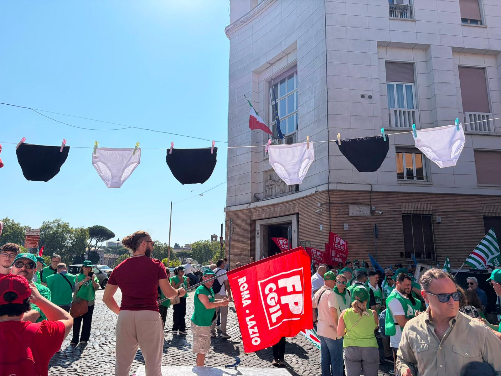 Lavoratori sanità privata e Rsa in presidio per il contratto: “Ci avete lasciato in mutande”