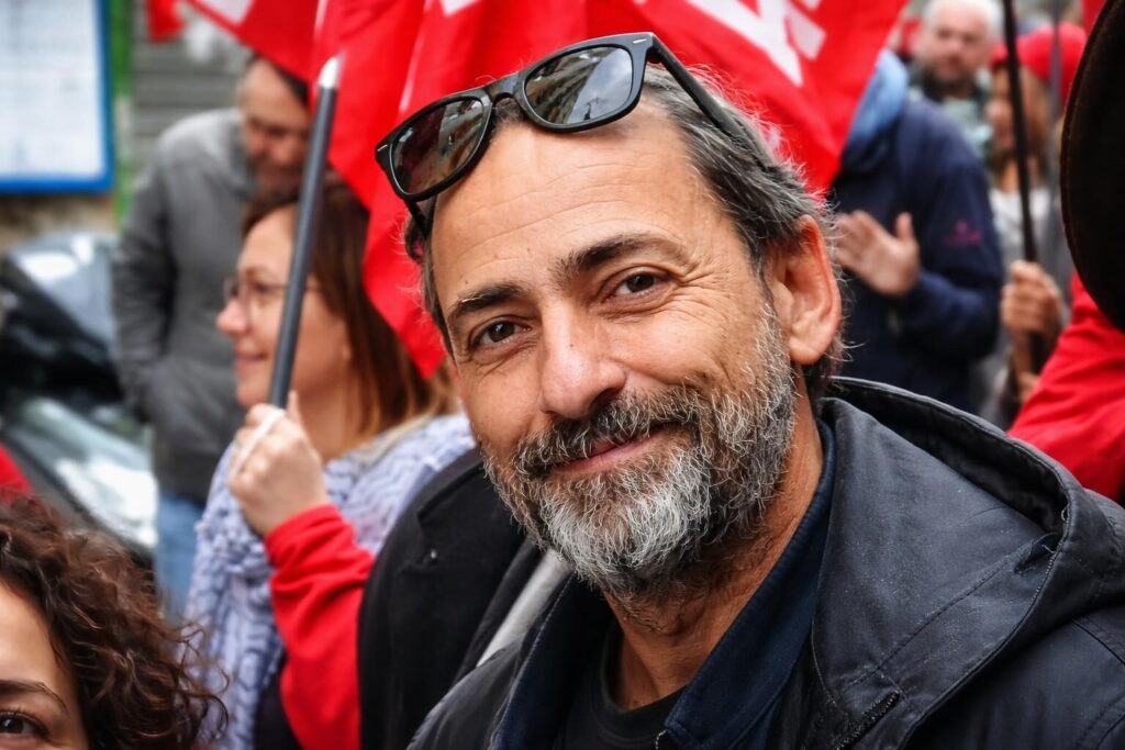 Addio a Anubi D’Avossa: Un’icona di lotta sociale lascia un’eredità deflagrante