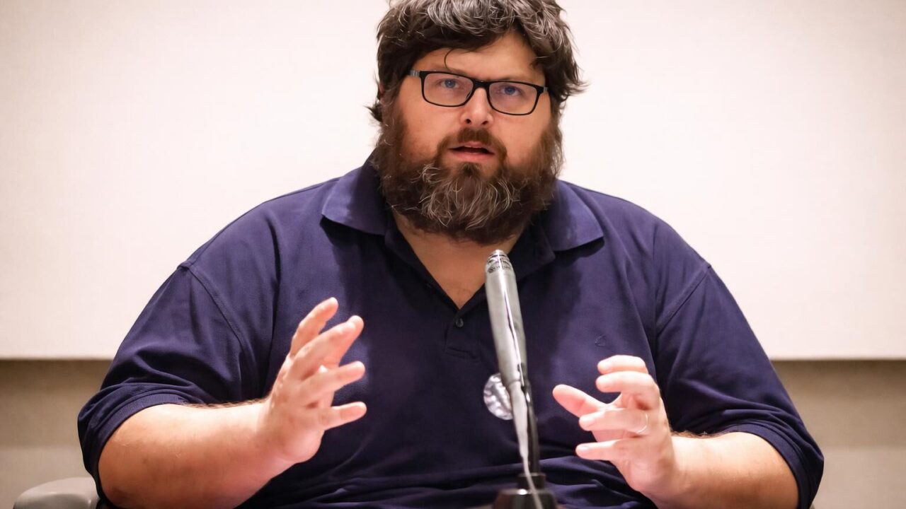 Adinolfi ai domiciliari: la giustizia italiana fra polemiche e interrogativi