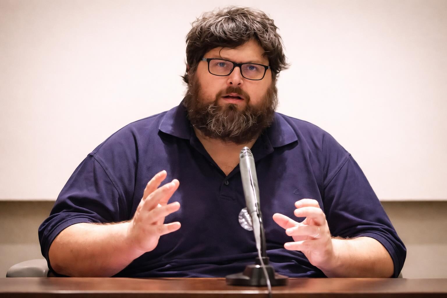 Adinolfi ai domiciliari: la giustizia italiana fra polemiche e interrogativi