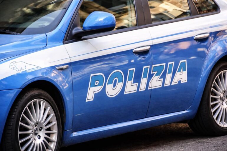 Aggressione a poliziotto: la violenza che cresce e la libertà che sorprende