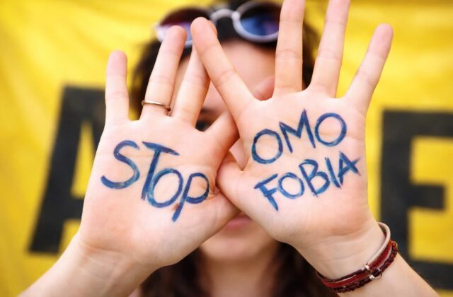 Aggressione al Pigneto: una gomitata alla comunità LGBTQ+ e il silenzio istituzionale