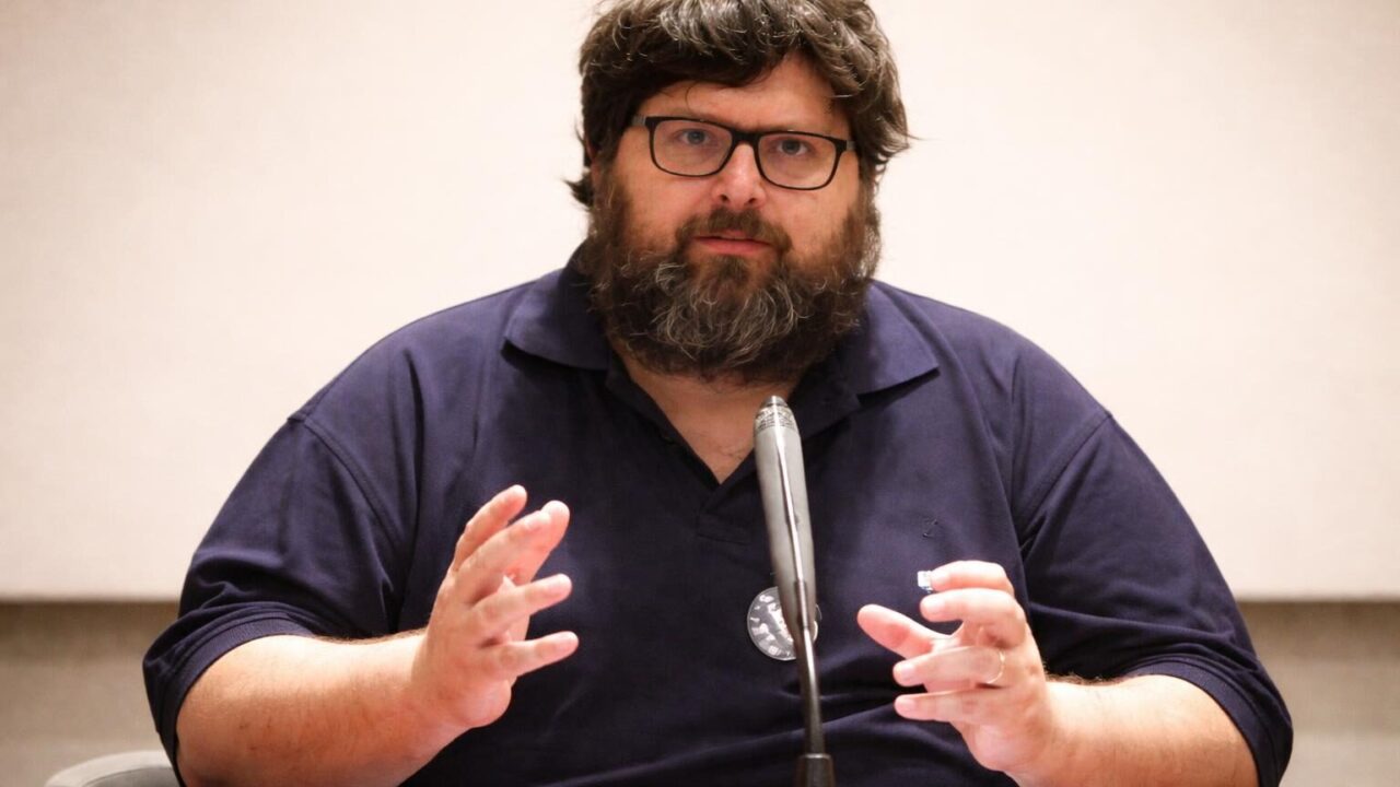 Arresti domiciliari confermati per Mario Adinolfi: cosa significa per il futuro?