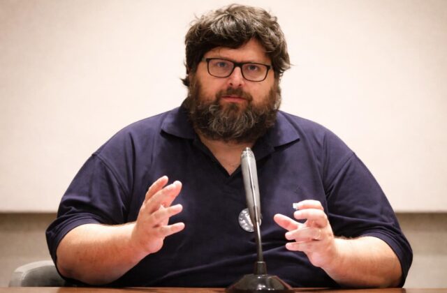 Arresti domiciliari confermati per Mario Adinolfi: cosa significa per il futuro?