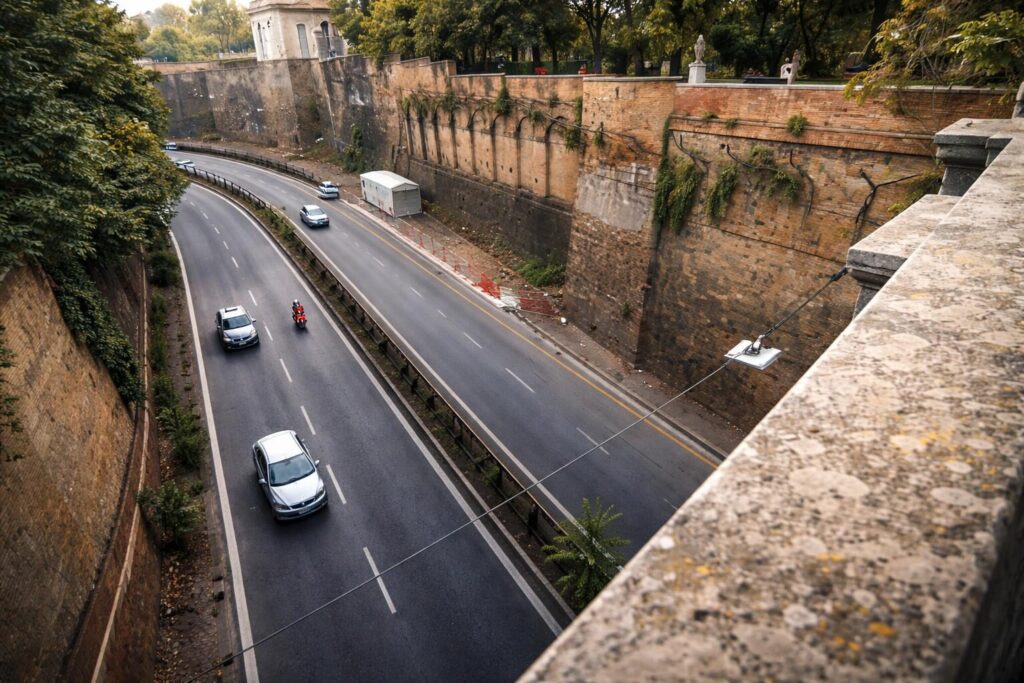 Atti vandalici a Roma: il lancio di sassi dal Muro Torto inquieta i cittadini
