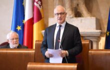 Compie 60 anni Gualtieri: crowdfunding per un sindaco in cerca di consenso o di partecipazione autentica?