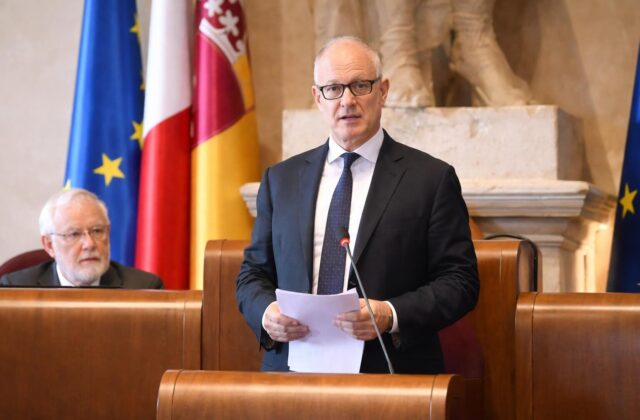 Compie 60 anni Gualtieri: crowdfunding per un sindaco in cerca di consenso o di partecipazione autentica?