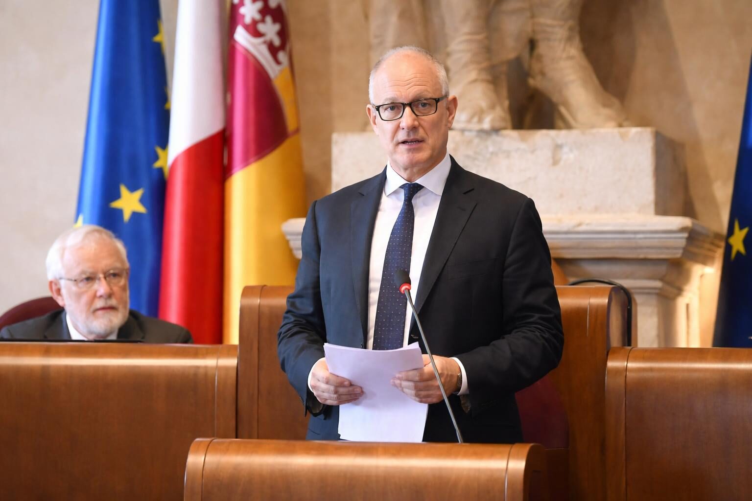 Compie 60 anni Gualtieri: crowdfunding per un sindaco in cerca di consenso o di partecipazione autentica?