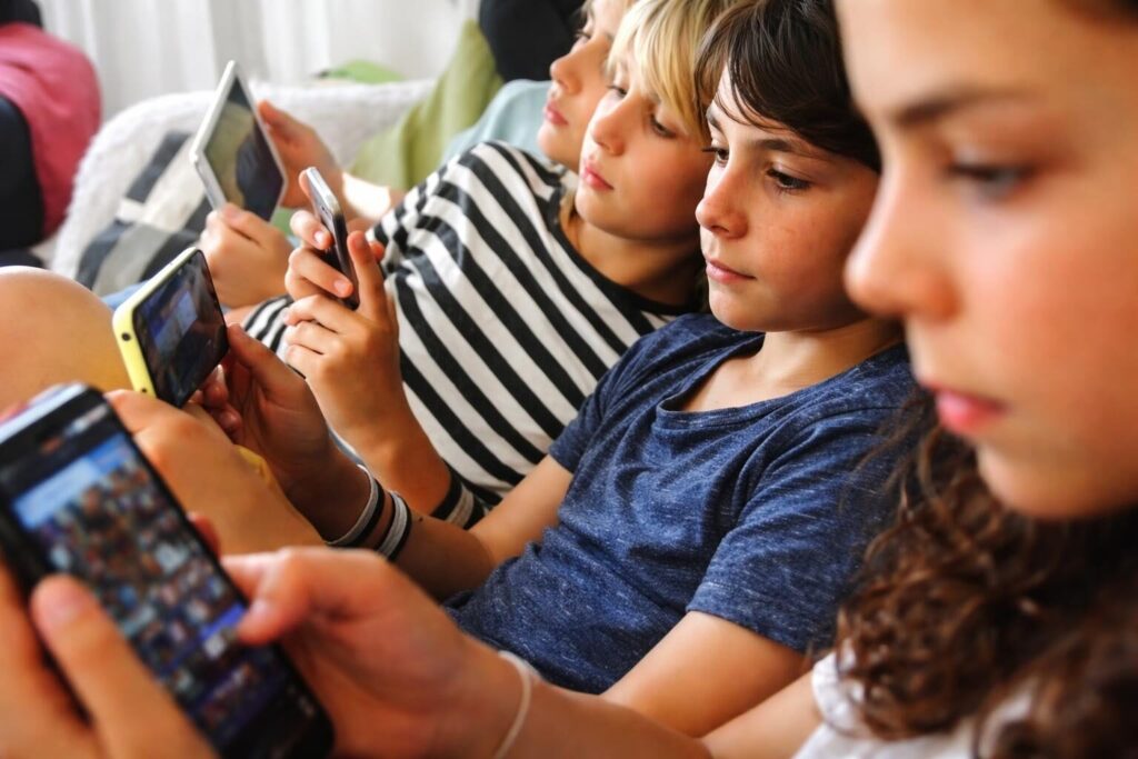 Dipendenze Digitali tra Minori: Un’Emergenza Sotto Silenzio che Richiede Azioni Immediati