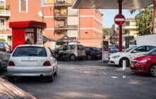 Distributore di Via dei Gonzaga: Sosta Vietata e Sicurezza Ignorata, Chi Risponde?