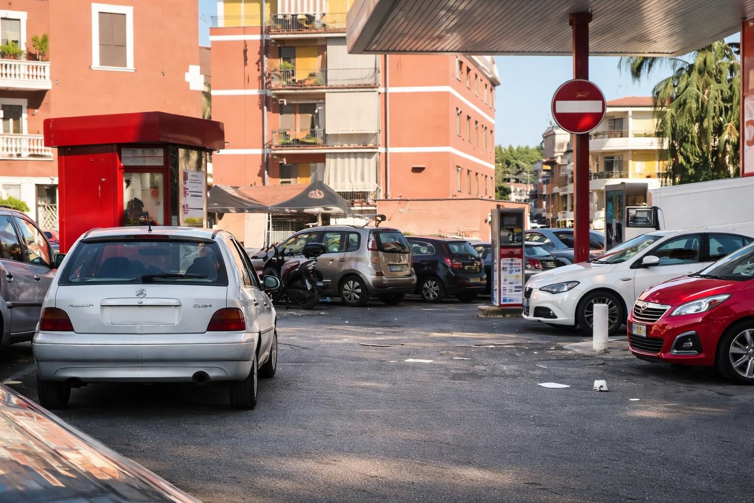 Distributore di Via dei Gonzaga: Sosta Vietata e Sicurezza Ignorata, Chi Risponde?