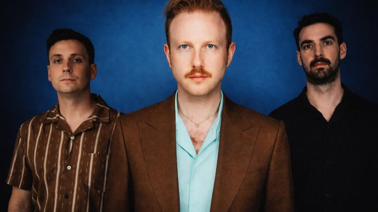 Due Door Cinema Club: Un Concerto di Riflessione in Tempi di Lutto