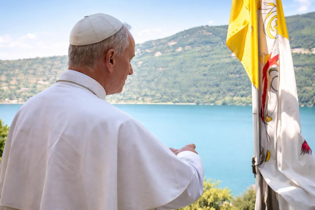 Festa e lutto: il contrasto del mese di agosto tra Papa Leone e l’incidente di Cisterna