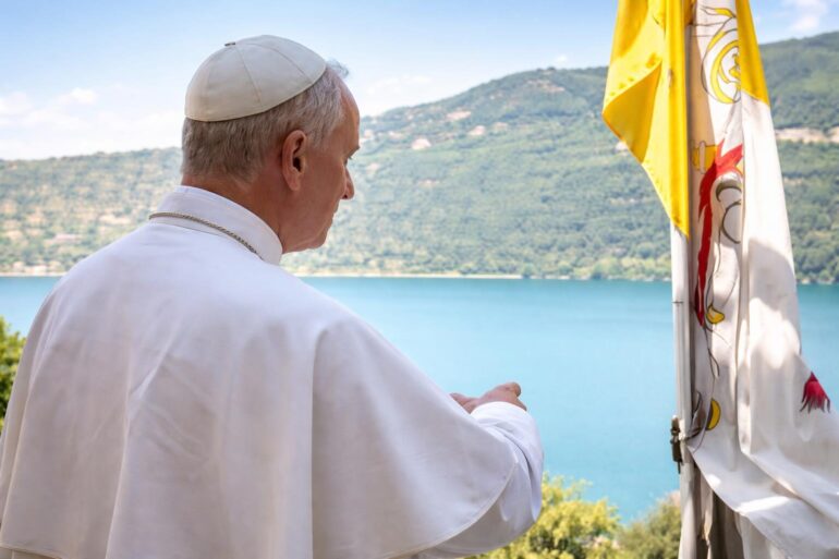 Festa e lutto: il contrasto del mese di agosto tra Papa Leone e l’incidente di Cisterna