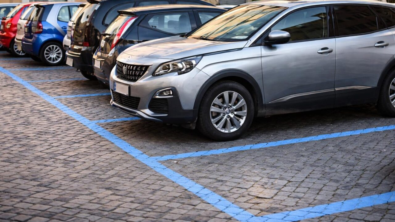 Fiumicino e Fregene: strisce blu che cambiano la mobilità e il commercio