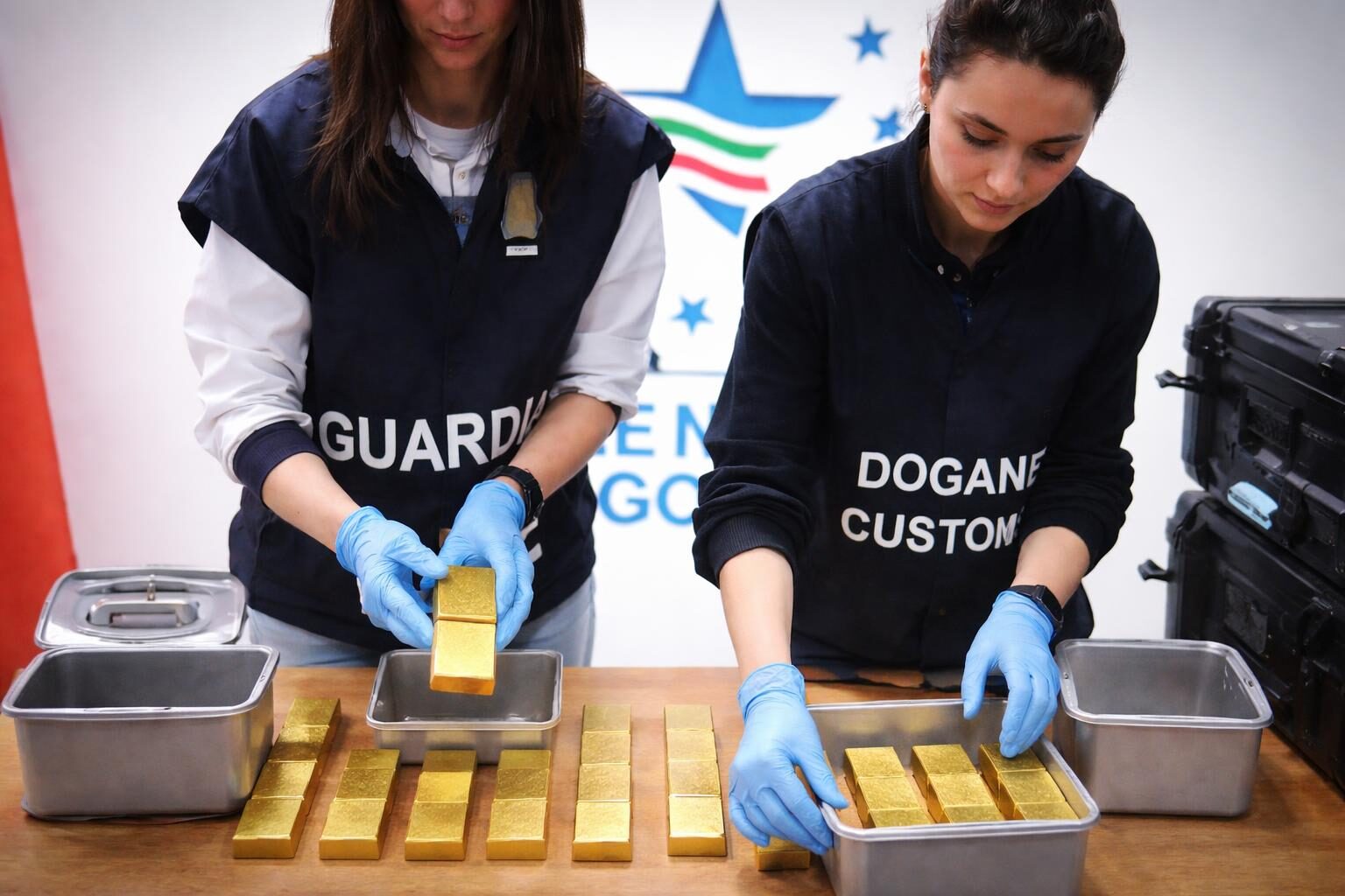 Fiumicino: sequestro shock di 62 chili d'oro, cosa si nasconde dietro?