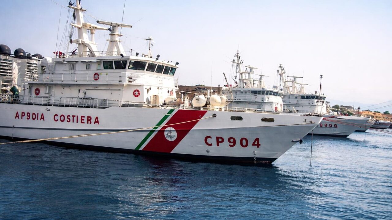 Focene in ansia: ricerche senza tregua per il pescatore disperso