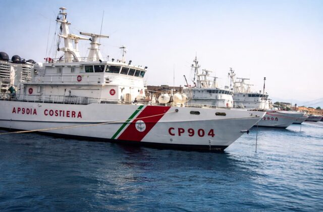 Focene in ansia: ricerche senza tregua per il pescatore disperso