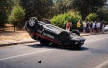 Fregene, auto dei carabinieri ribaltata: un incidente che mette a nudo la sicurezza stradale a Roma
