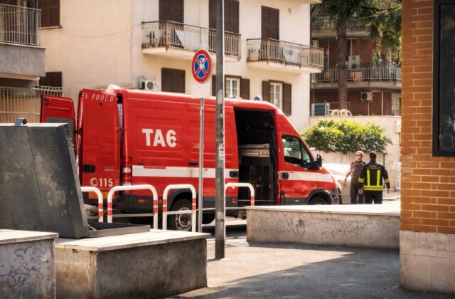 Fumo da un tombino a Centocelle: chiusure e preoccupazioni per la sicurezza pubblica
