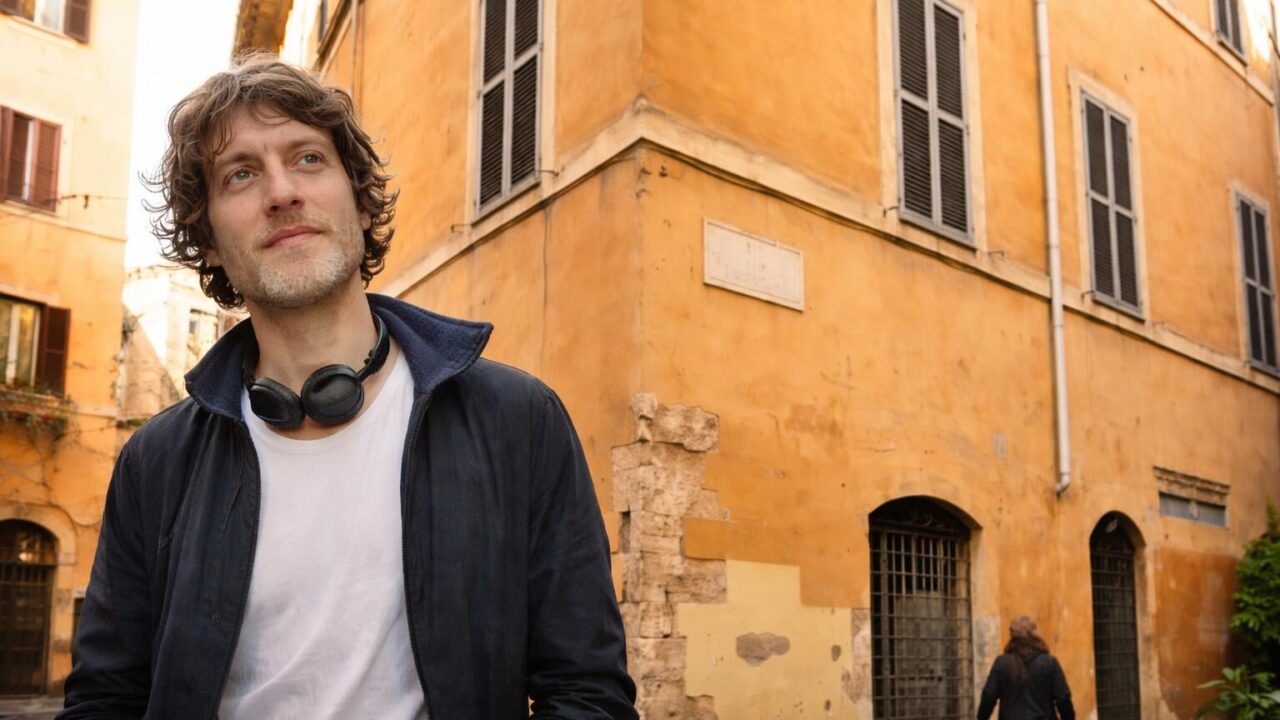 Furto in casa del regista Luca Rosati: un campanello d’allarme per la sicurezza culturale di Roma