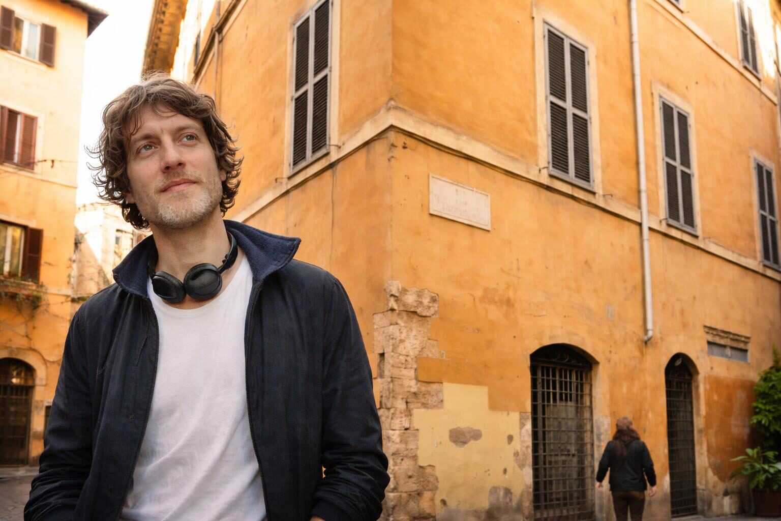 Furto in casa del regista Luca Rosati: un campanello d'allarme per la sicurezza culturale di Roma