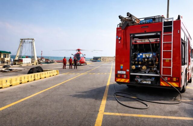 Incendio in mare ad Ardea: due uomini ustionati mentre fuggono dalla barca in fiamme