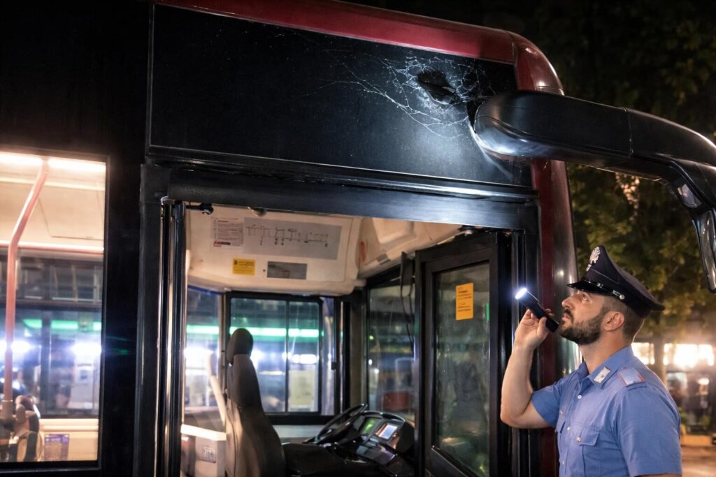 Incidente all’Eur: il sasso contro l’autobus e il campanello d’allarme sulla sicurezza