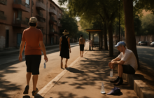 Bollino rosso, l’ombra di quartiere: quando il caldo diventa cura civica
