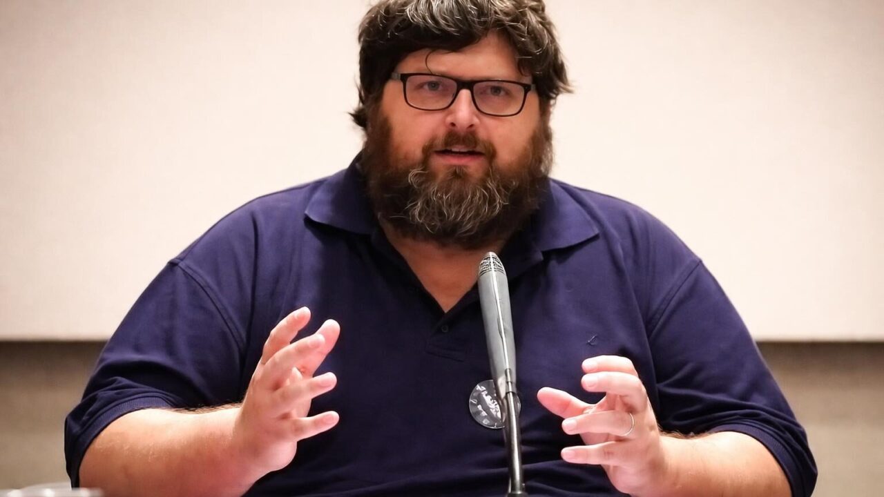 Libertà di espressione in bilico: il caso Adinolfi e le sue ripercussioni
