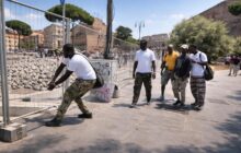 Minacce e tensioni al Colosseo: Quando youtuber e venditori africani si scontrano