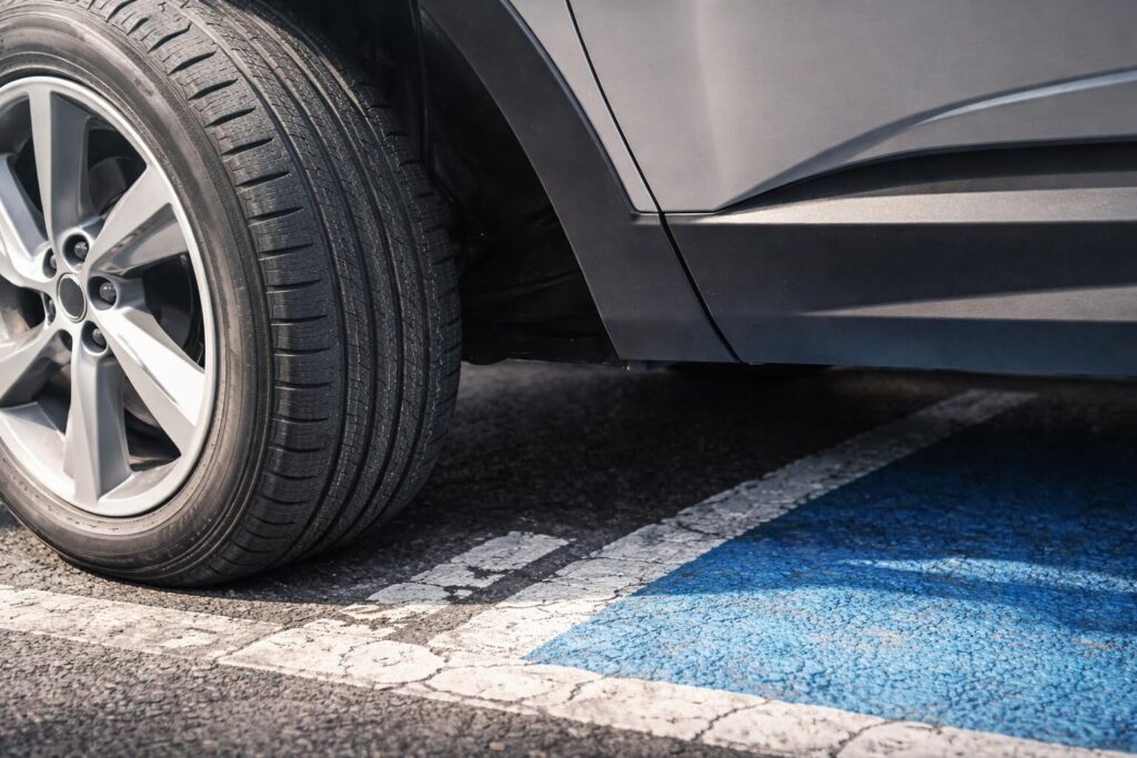 Multa per auto parcheggiata: la beffa delle strisce bianche diventate blu