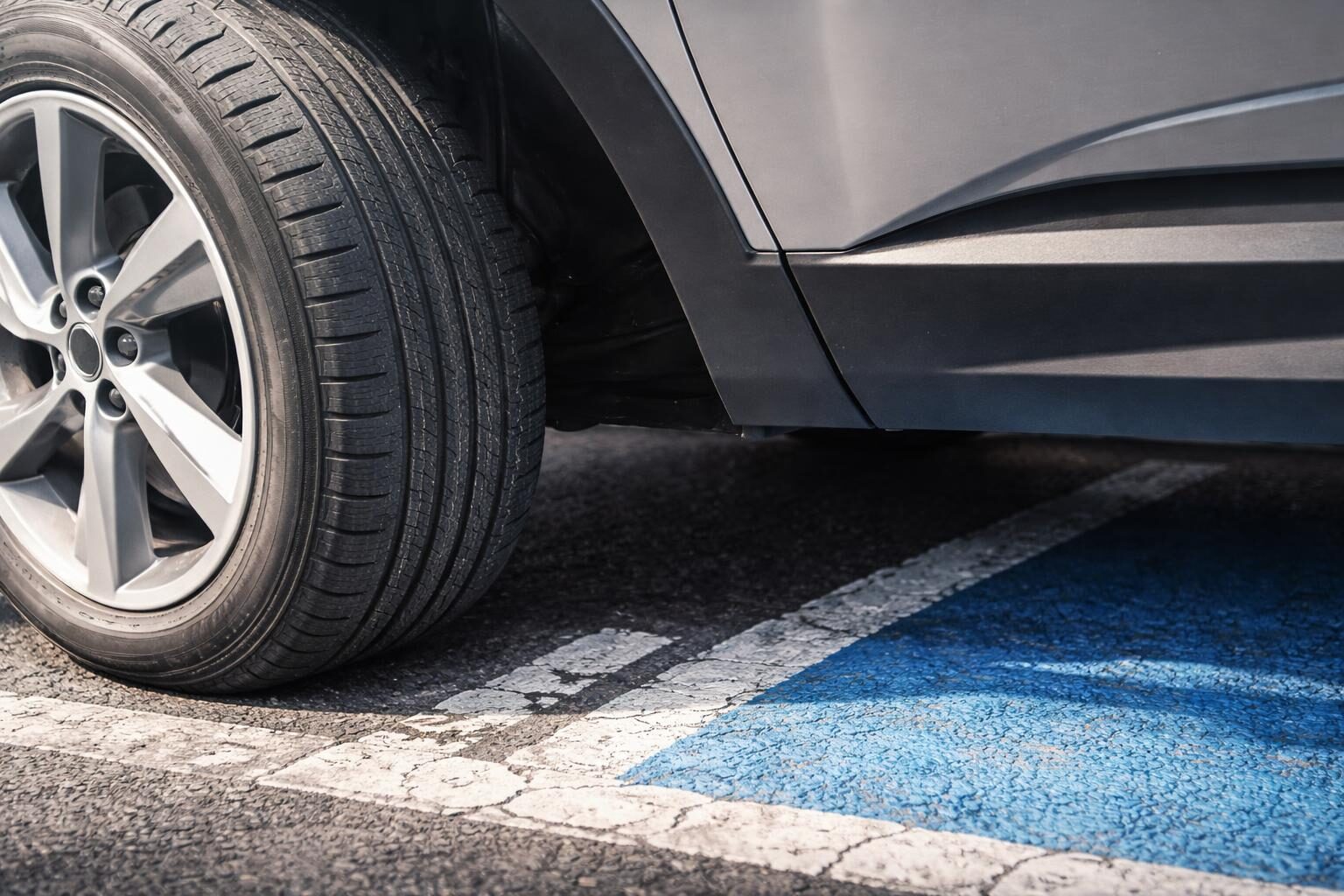 Multa per auto parcheggiata: la beffa delle strisce bianche diventate blu
