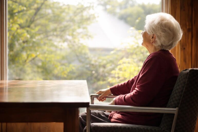 Nonna Maria contro il tempo: la lotta per rivedere i nipoti in un’era di crisi familiare