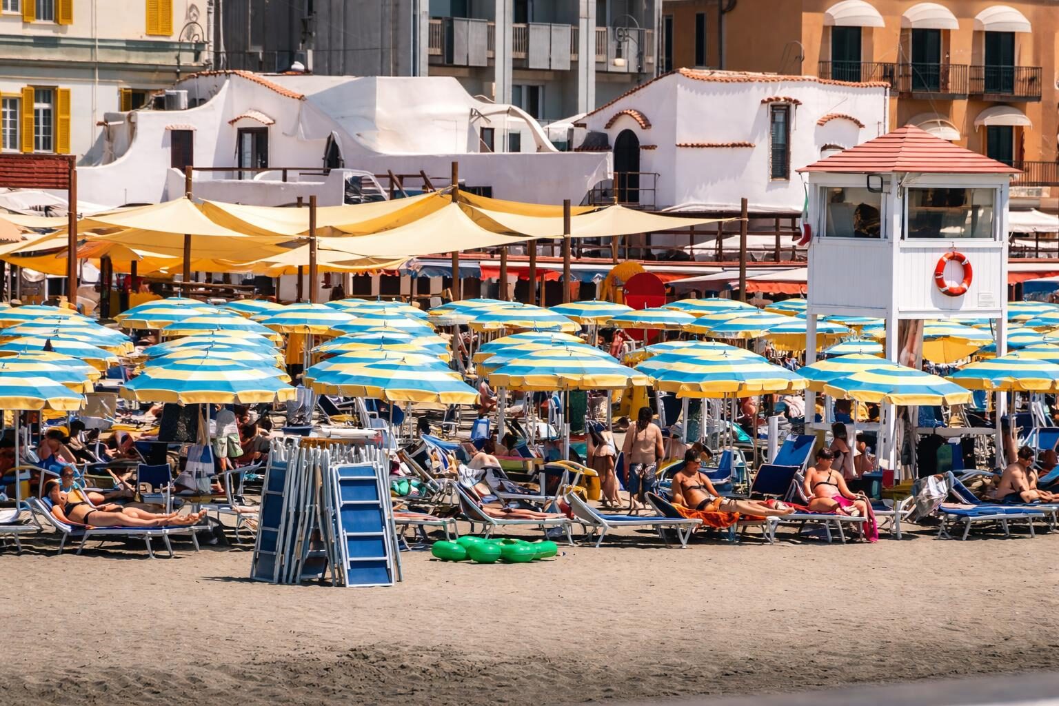 Ombrelloni e spaghetti: il prezzo dell’estate romana è un salasso