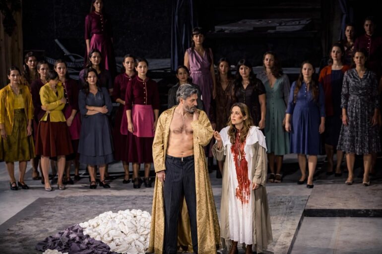 Ostia Antica: il Teatro come Luce in Tempi di Crisi Sociale