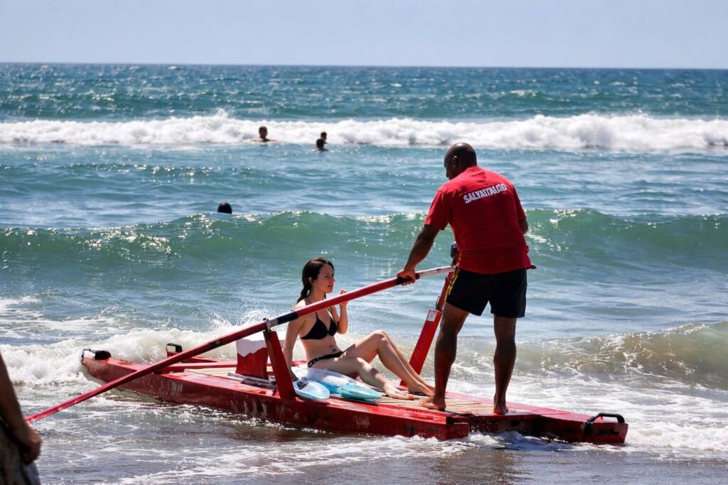 Ostia, mare in tempesta: quattro salvataggi e una lezione di sicurezza