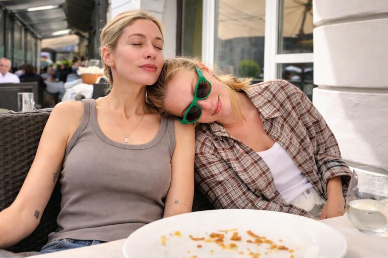 Quando le Celebrità Entrano nei Festeggiamenti: Cosa Ci Insegna la Dedica di Sarah Felberbaum a Gaia De Rossi?