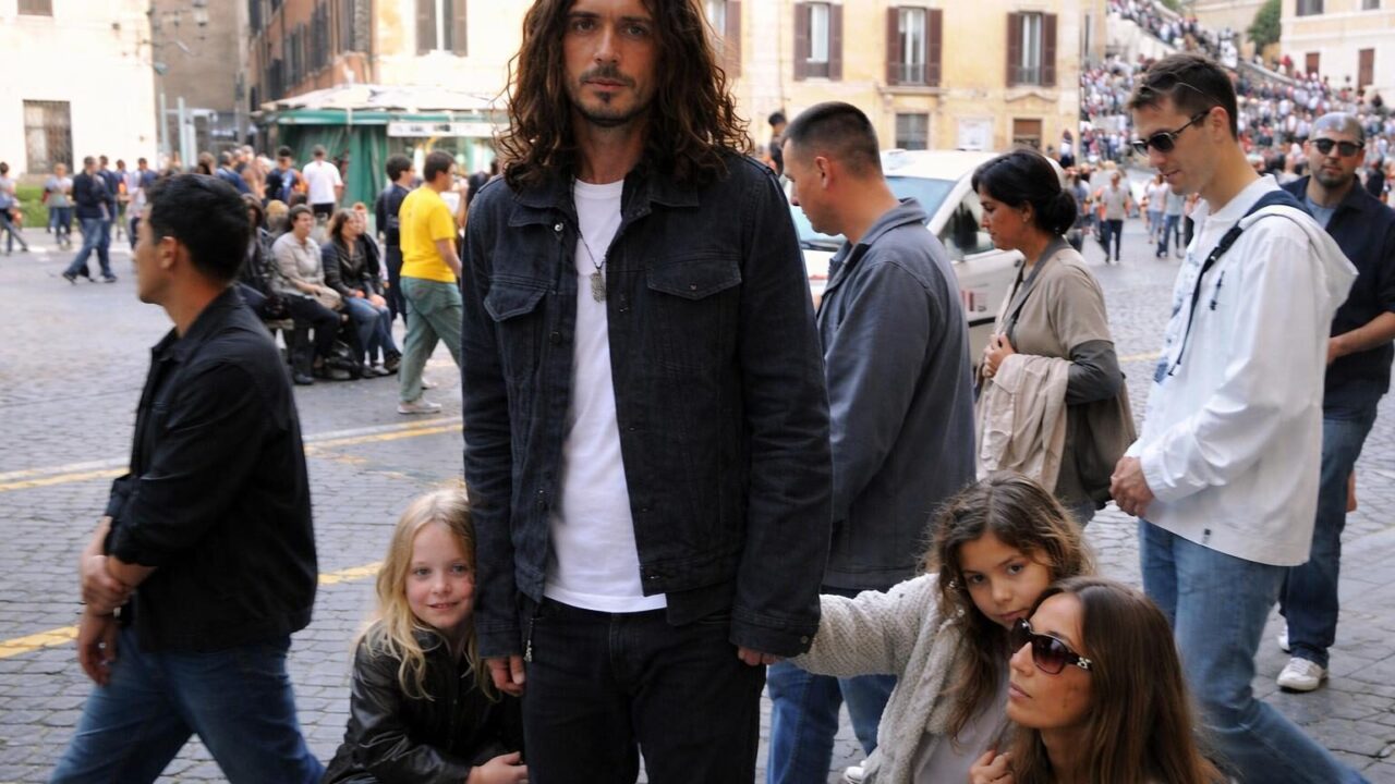 Rapina alla vedova di Chris Cornell: la vulnerabilità delle figure pubbliche e la inefficienza della sicurezza