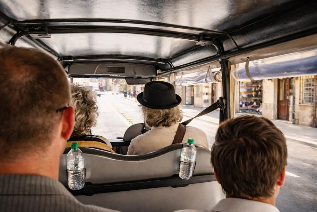 Roma nel caos: le golf car al centro di proteste per la sicurezza stradale