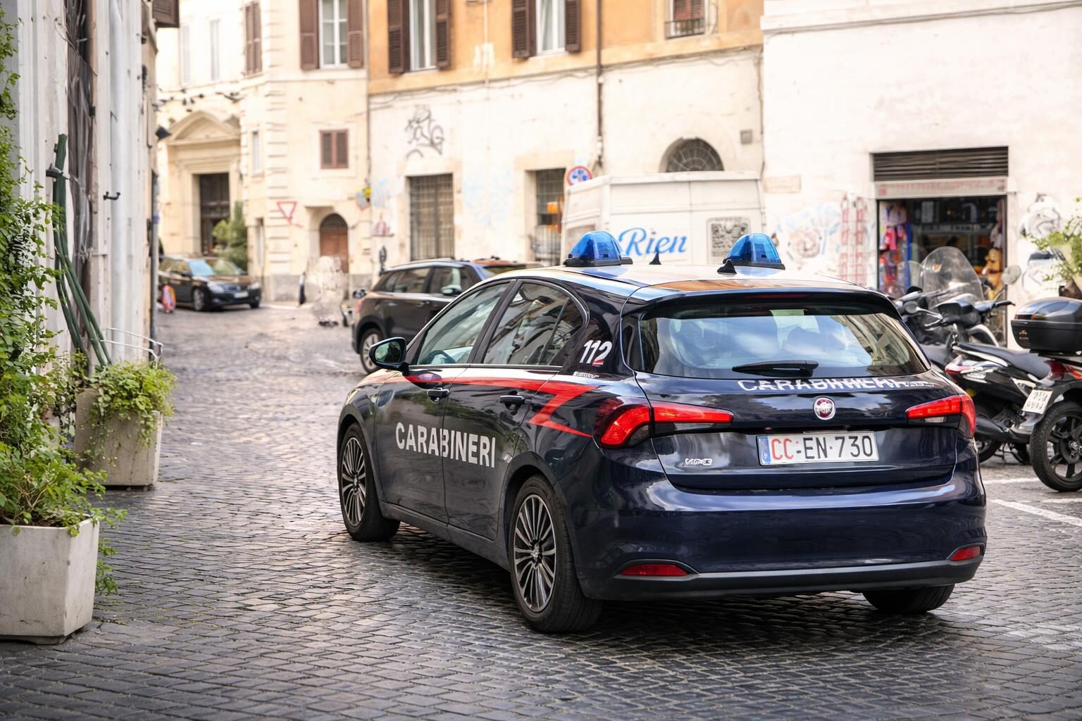 Roma scossa dalla violenza: sequestrato e torturato un giovane, tre arresti