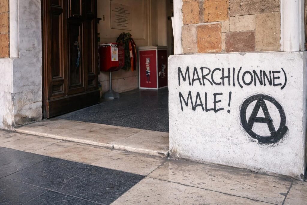 Roma sotto assedio: lo sgombero degli anarchici accende la protesta contro le istituzioni