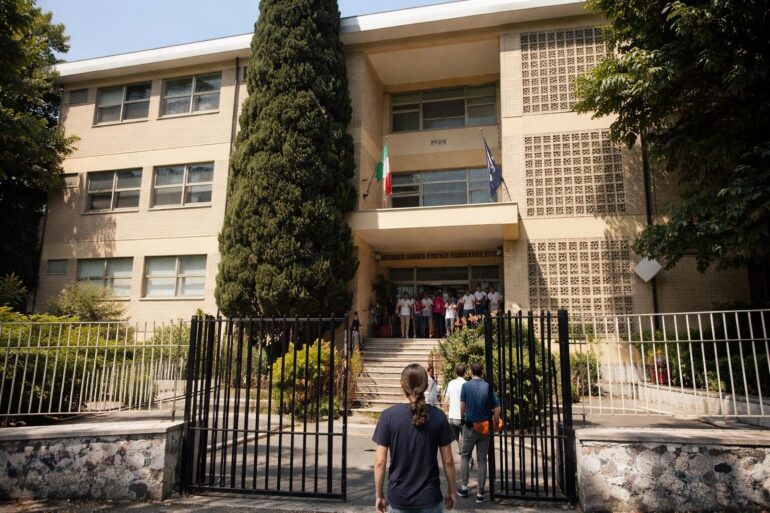 Roma sotto tensione: educazione, memoria e violenza stradale si intrecciano