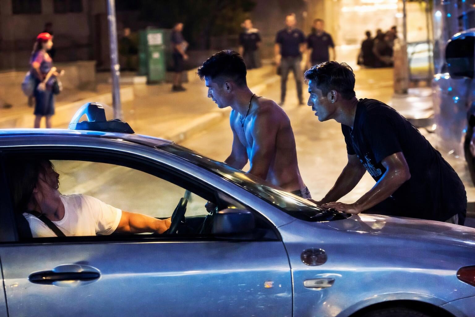 Roma sottosopra: i maranza infestano il Colosseo tra risse e arresti che non fermano la violenza