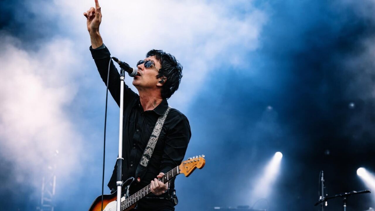 Roma tra note e emergenze: Johnny Marr e la musica in una città in crisi