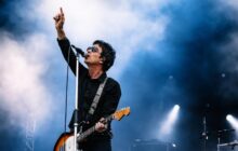 Roma tra note e emergenze: Johnny Marr e la musica in una città in crisi