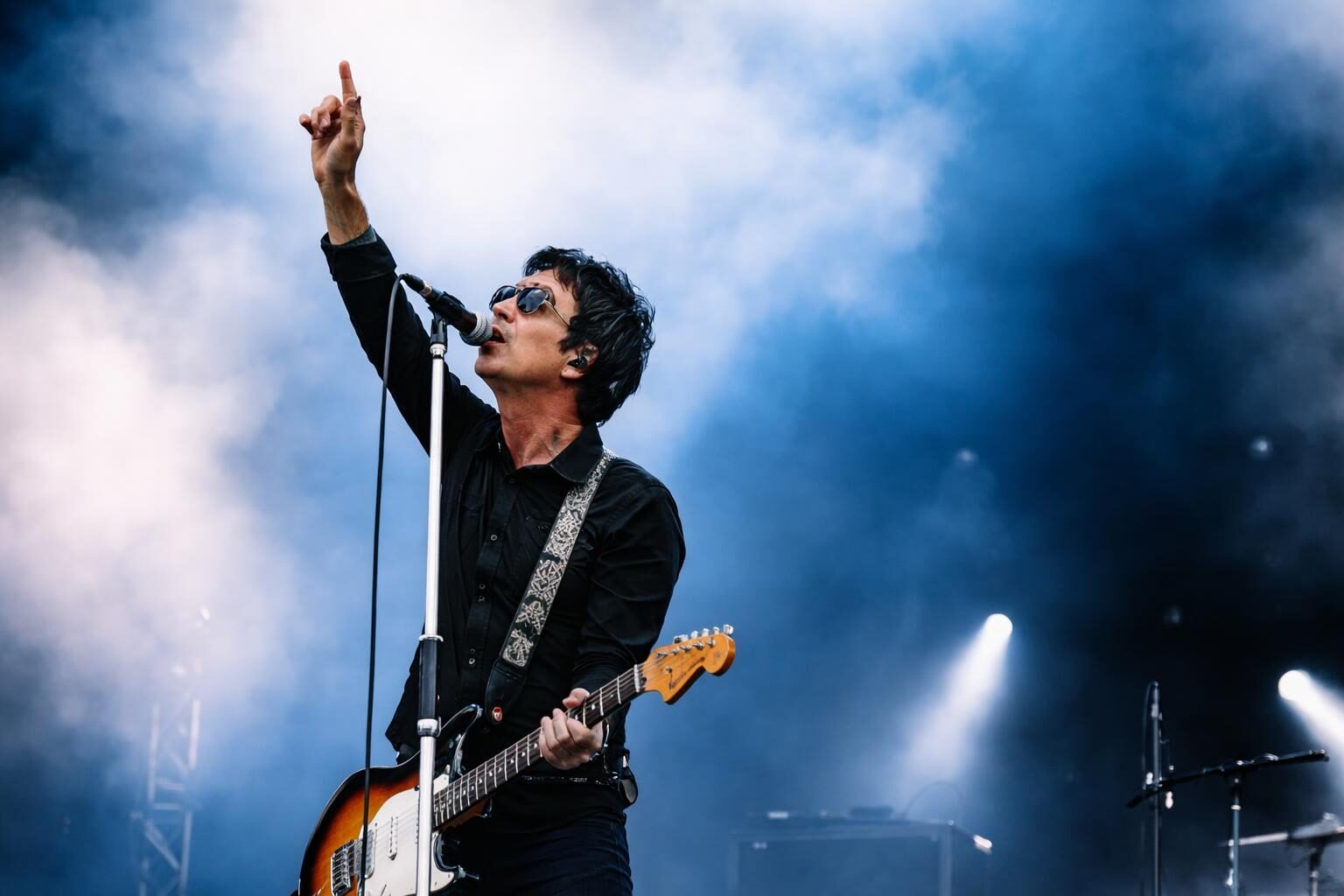 Roma tra note e emergenze: Johnny Marr e la musica in una città in crisi